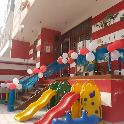 school entry gate decoration - The Santa Kidz School